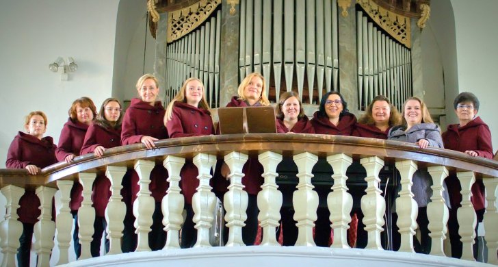 Romana ve sboru_uprostred.jpg